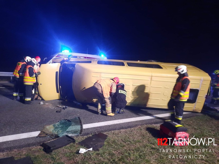 Tragiczny w skutkach wypadek busa na autostradzie A4 w Zaczarniu. 1 osoba nie żyje, trzy są ranne