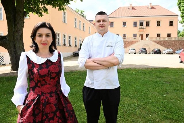 Do udziału w Międzynarodowym Festiwalu Kuchni Dworskiej w Podzamczu Chęcińskim zapraszają Renata Kamienik, właścicielka restauracji Da Vinci i szef kuchni, Sebastian Strójwąs.