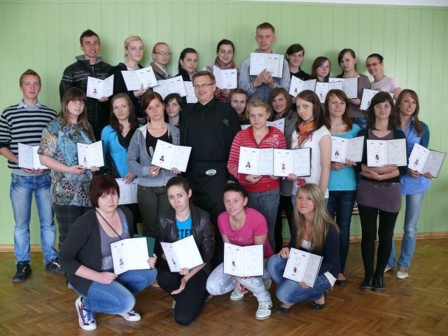Na zakończenie szkolenia jego uczestnicy otrzymali dyplomy i certyfikaty. Uczniowie na zdjęciu z wykładowcą Grzegorzem Górnikiem.