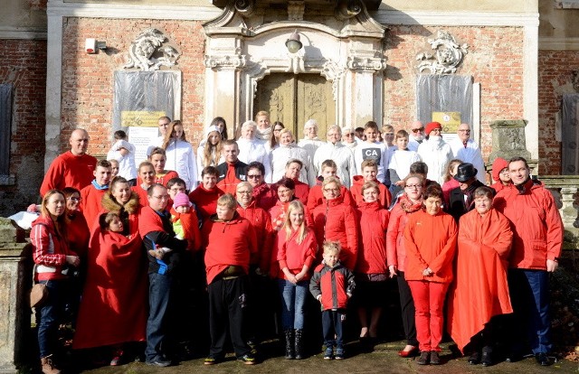 W tym roku w Bojadłach Święto Niepodległości obchodzono nietypowo. Mieszkańcy utworzyli żywą flagę, co jest dowodem na to, jak bardzo są zintegrowani. Jak mówi Aleksandra Szubert, dyrektor GOK w Bojadłach, fajne jest to, że w tę inicjatywę zaangażowała się szkoła, grupa seniorów, dom dziecka z Klenicy. Wszyscy przebrali się na biało i czerwono, by utworzyć żywą flagę. Pamiątkowe zdjęcie zostało wykonane przed pałacem w Bojadłach. Jak twierdzi Grzegorz Doszel. wójt gminy Bojadła, Dzień Niepodległości w życiu kulturalnym gminy to święto, które nie tylko integruje społeczność, ale także jest duchowym wyrazem naszej tożsamości. - Dzisiejsze święto i pierwsza żywa flaga jest przykładem, że mieszkańcy utożsamiają się z Polską, niepodległością, ale też życiem lokalnym. To pierwsza taka inicjatywa, ale nie ostatnia - dodaje wójt Doszel.Imprezy z okazji Święta Niepodległości w Lubuskiem [PROGRAM]