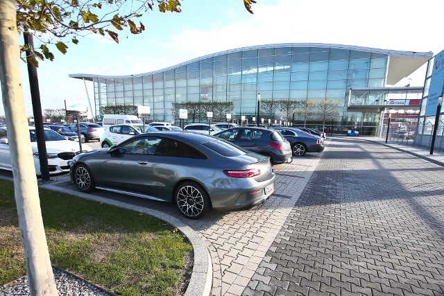 Średni koszt tygodniowego postoju na parkingach przy lotniskach w Polsce to około 93 zł.