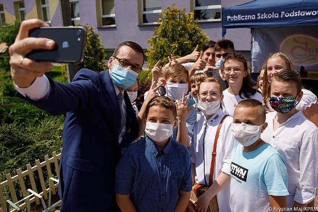 Premier Mateusz Morawiecki uczestniczył w zakończeniu roku szkolnego w Publicznej Szkole Podstawowej numer 5 w Pionkach.