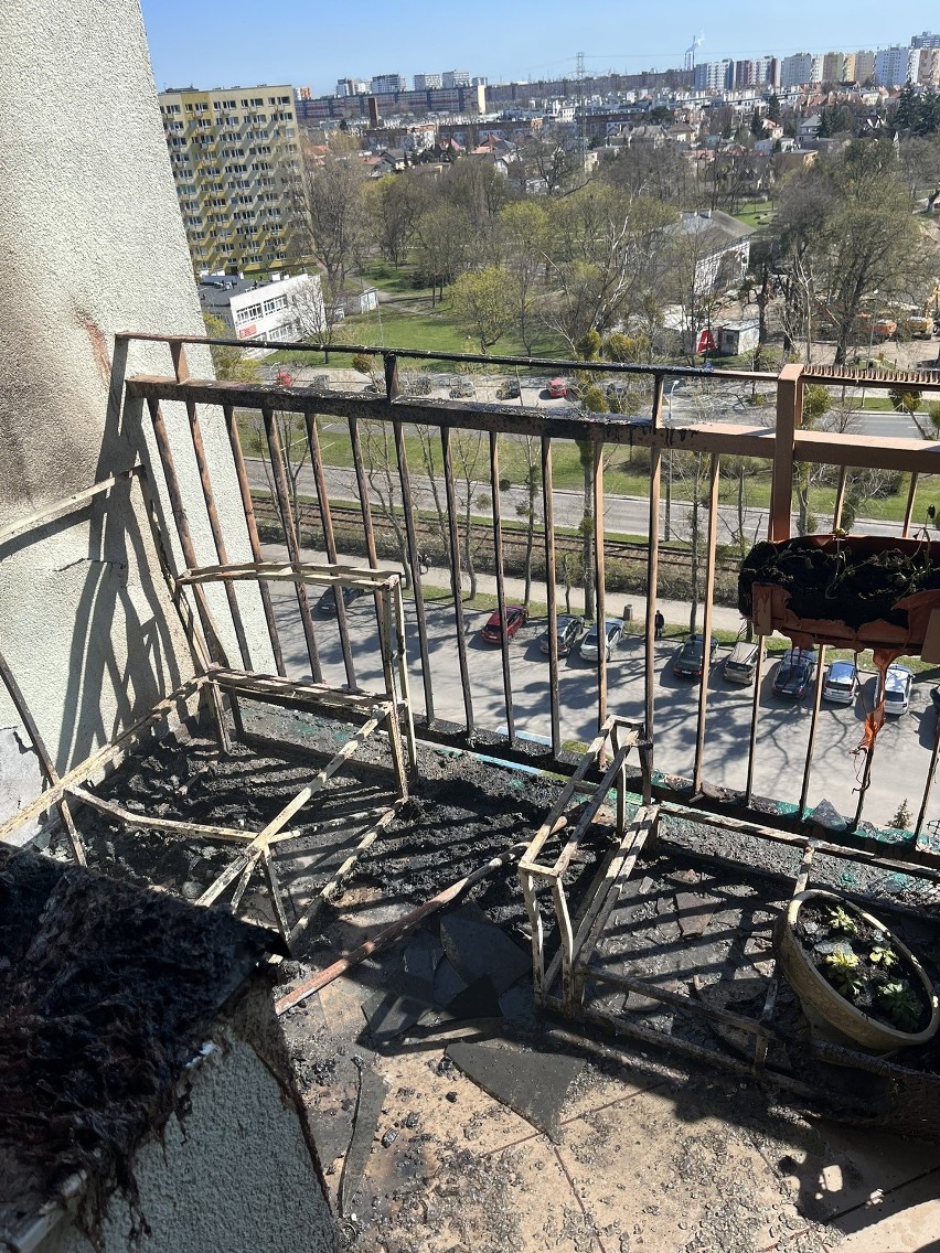 Pożar w Gdańsku na balkonie jednego z wieżowców. Strażacy...