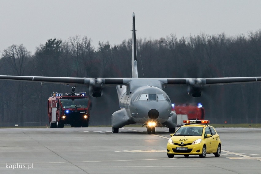Wojskowa Casa C-295 na lubelskim lotnisku