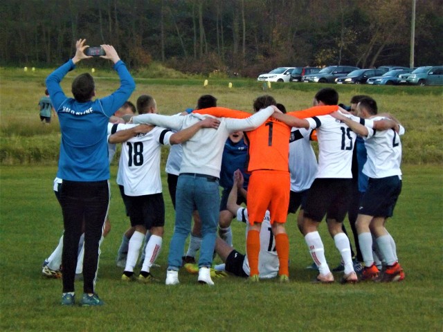 HALO Hyżne (białe koszulki) wygrało z Polonią Hyżne 3:0 (3:0). Gole: Nahirny, Gudyka Oczoś.