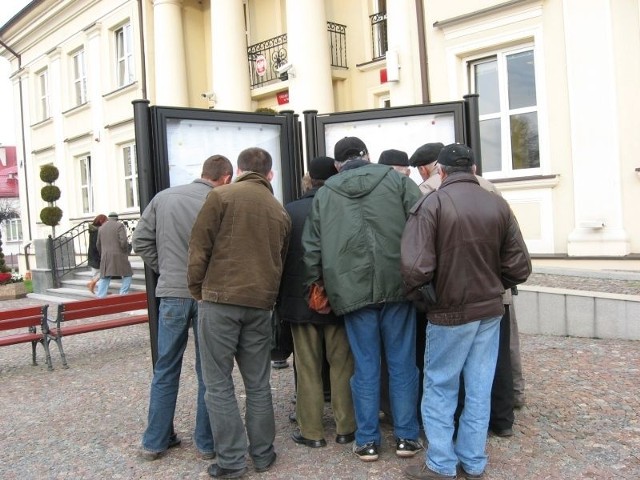 Tak wczoraj przed Urzędem Miasta i Gminy w Sokółce sprawdzano, kto został radnym miejskim