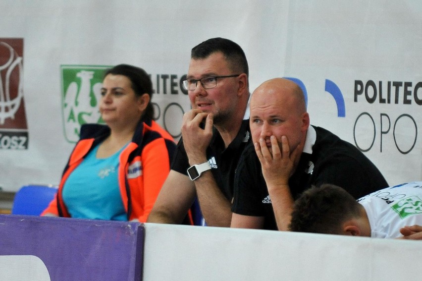 Dominik Tomczyk (w środku) nie jest już trenerem AZS-u PO.