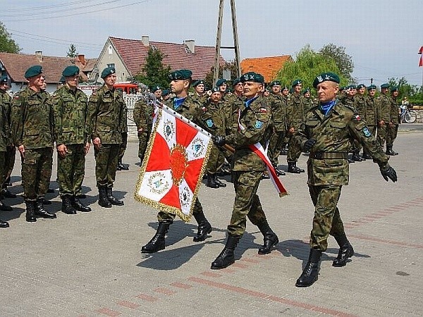 Uroczyste przekazanie sztandaru odbyło się na placu przykościelnym w Komprachcicach.