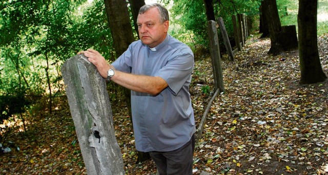 Proboszcz Ryszard Bryłka podkreśla, że nie można tolerować libacji alkoholowych w miejscu, gdzie obok jest poświęcona ziemia