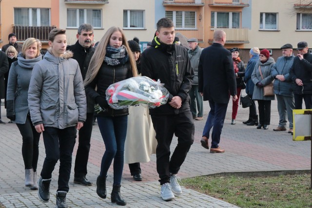 Wiązanki kwiatów pod tablicą, w 37.  rocznicę wprowadzenia stanu wojennego, złożyła wczoraj także młodzież