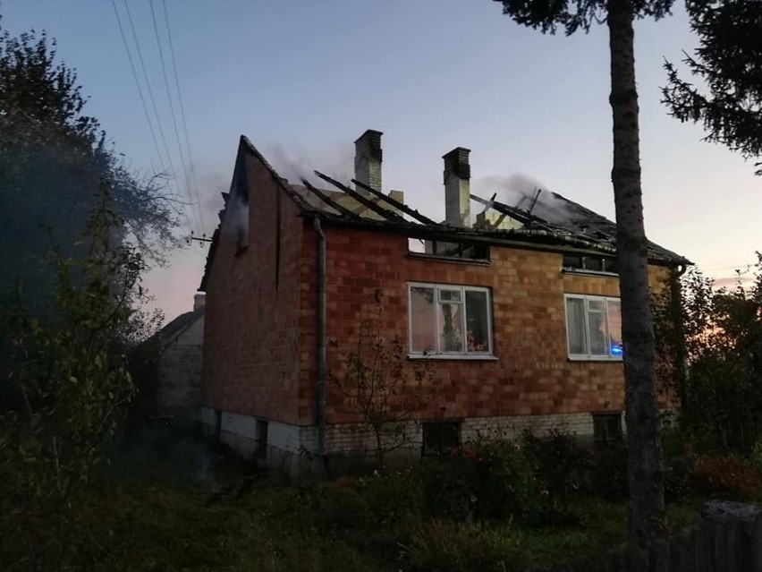Pożar domu w Bagatelach. Trwa odbudowa domu - powstaje nowy dach. Do pożaru doszło 7.10.2021 Zdjęcia