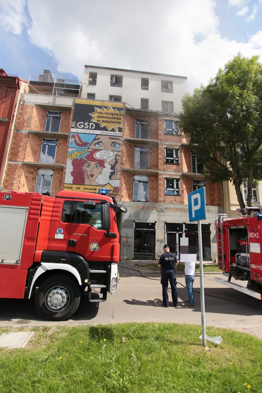 Pożar na budowie bloku mieszkalnego przy ul. Wita Stwosza w Słupsku. Na miejsce wysłano pięć zastępów straży