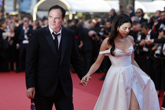 Quentin Tarantino podczas ceremonii zakończenia Cannes 2023. Towarzyszy mu żona, piosenkarka Daniela Pick
