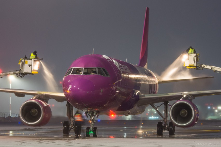 Odladzanie samolotów na lotnisku w Pyrzowicach. Zima w Katowice Airport i praca LS Airport Services. Procedury tuż przed startem ZDJĘCIA 