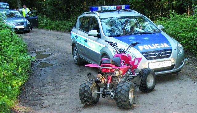 Quad odbił się od skarpy i uderzył w radiowóz. Pojazdy nie zostały uszkodzone.