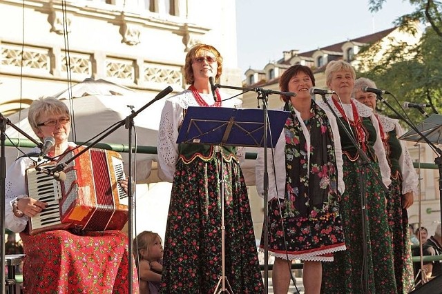 Klub Rozwoju Regionalnego z Bogucic zaprezentował widowisko obrzędowe. Na akordeonie przygrywała Grażyna Pasternak, w środku: Jadwiga Irla i Ewa Preisner. 