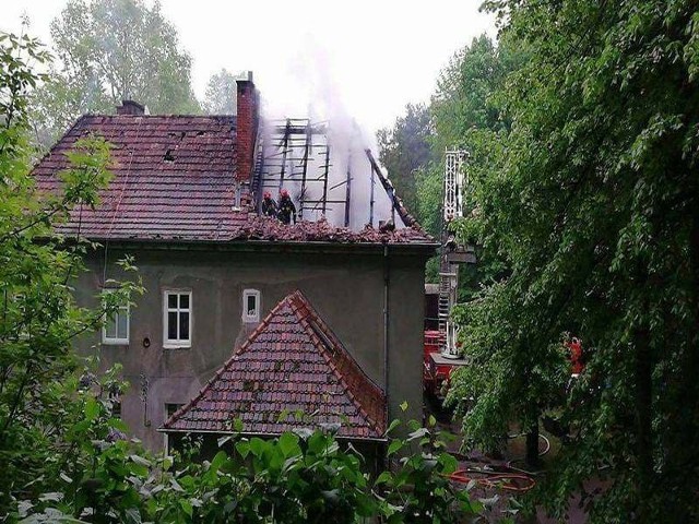 W czwartek 3 maja o godz. 8.44 do Stanowiska Kierowania Komendanta Powiatowego PSP w Sulęcinie wpłynęło zgłoszenie dotyczące pożaru dachu w budynku wielorodzinnym w Sulęcinie. Do pożaru doszło w zabytkowym domy Karla Kaisera, przez mieszkańców nazywany był "Kajzerówką". W akcji gaśniczej brali udział sulęcińscy policjanci oraz zastępy ochotniczych straży pożarnych z Trzebowa, Trzemeszna Lubuskiego oraz z Lubniewic. Przeczytaj też:  Horror. Kierowca wypadł z koziołkującego auta. Zginął na miejscu. Smutne podsumowanie ostatnich dni na lubuskich drogachWIDEO: KRYMINALNY CZWARTEK - Werbowali kobiety, zmuszali je do prostytucji. Uczynili sobie z tego stałe źródło dochodu. Zatrzymała ich lubuska policja