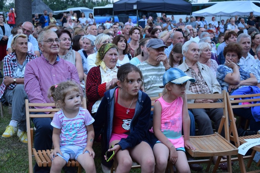 Sękowa. Koncert galowy Festiwalu Świat pod Kyczerą. Prezentacje trwały do późnej nocy. Publiczność gorąco oklaskiwała artystów