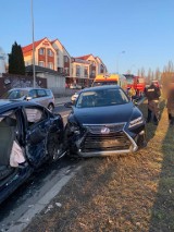 Kraków. Lexus "otarł" się o Hondę i pofrunęły drzwi. Jedna osoba ranna