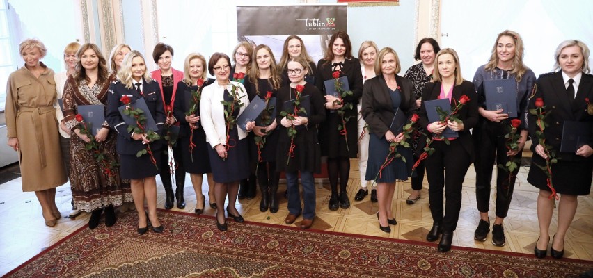 Z okazji Dnia Kobiet blisko 30 zasłużonych lublinianek otrzymało medale [ZDJĘCIA]