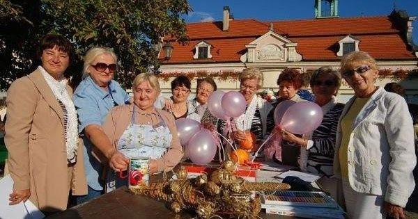 Dziewczyny z "Mammografu&#8221; (działa ich w stowarzyszeniu ponad 30) podczas organizowanego przez siebie festynu w Kluczborku promującego zdrowie. Od lewej: Urszula Stachowska, Ewa Zgadzaj-Martyniuk, Helena Cieśla, Dorota Horwat, Teresa Mielczarek, Maria Gierczyk, Halina Zajączkowska, Zofia Krzciuk, Agnieszka Chrobot.