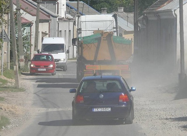 Jazda przez centrum Kurozwęk nastręcza sporo problemów, nie tylko dla kierowców, ale przede wszystkim dla mieszkających przy ruchliwej drodze wojewódzkiej.