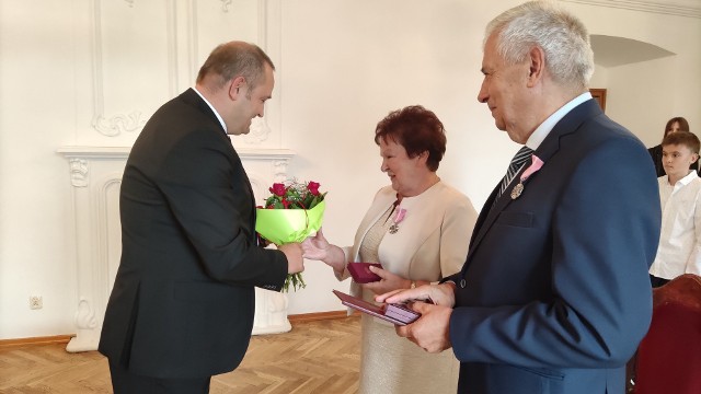 W połczyńskim zamku odbyła się uroczystość wręczenia medali „Za Długoletnie Pożycie Małżeńskie” przyznanych przez prezydenta RP Państwu Mariannie i Franciszkowi Pilip.