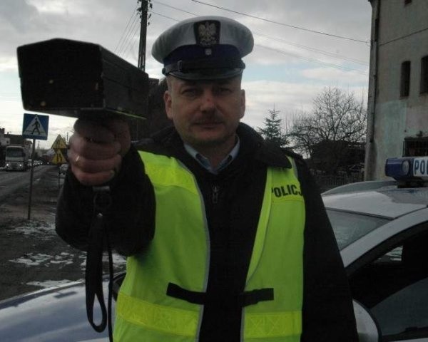 Na zdjęciu mł. asp. Mariusz Łuszczyński z komendy policji w Kluczborku.