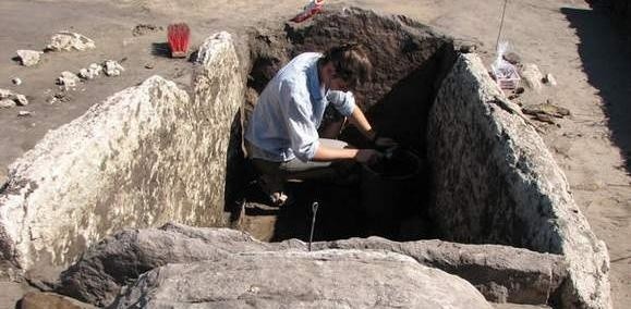 Na zdjęciu antropolog Agnieszka Ragus podczas prac odkrywkowych we wnętrzu grobu