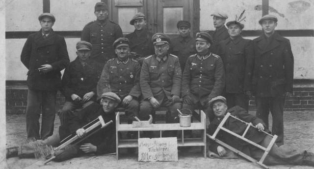 Brygada remontowa w obozie jenieckim. Drugi z prawej Franciszek Nowicki