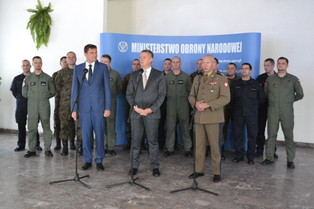 Minister Obrony Narodowej Tomasz Siemoniak podczas wizyty w 49. Bazie Lotniczej w Pruszczu Gdańskim.
