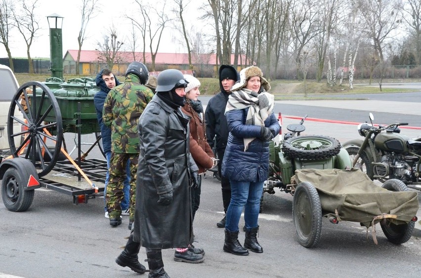 Wielu włocławian przybyło przed Halę Mistrzów, aby poczuć we...