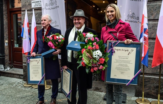 W listopadzie 2021 swoje autografy na ulicy Długiej (odsłonili od lewej): lekarz prof. dr hab. Mariusz Wysocki, muzyk prof. dr hab. Piotr Salaber oraz lekkoatletka Iga Baumgart-Witan. Kto teraz dostąpi tego zaszczytu?