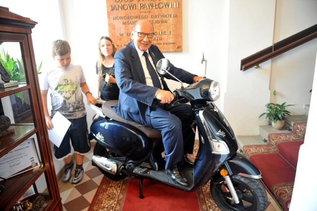 Jedną z nagród w ubiegłorocznej loterii był skuter, który zademonstrował prezydent Rzeszowa Tadeusz Ferenc.  W tym roku w loterii “Rozlicz PIT w Rzeszowie” też będą atrakcyjne nagrody