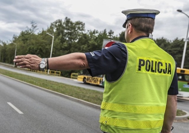 Policja kolejny raz podkreśla potrzebę kontroli dokumentów. To właśnie wtedy wpadają kierowcy którzy łamią sądowe zakazy oraz osoby poszukiwane.