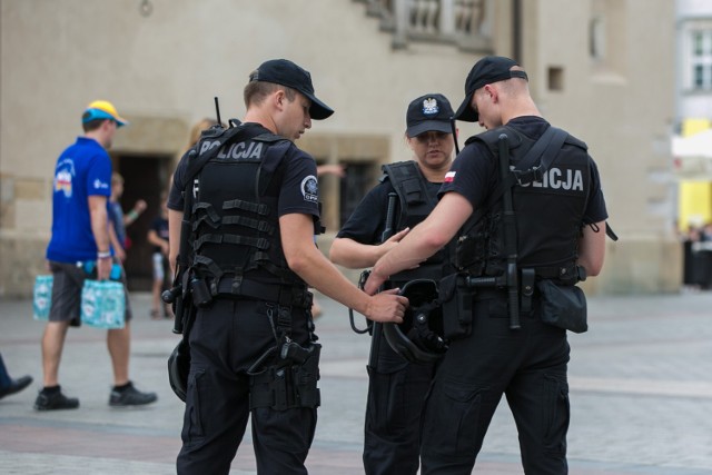 Policjanci na Rynku Głównym.