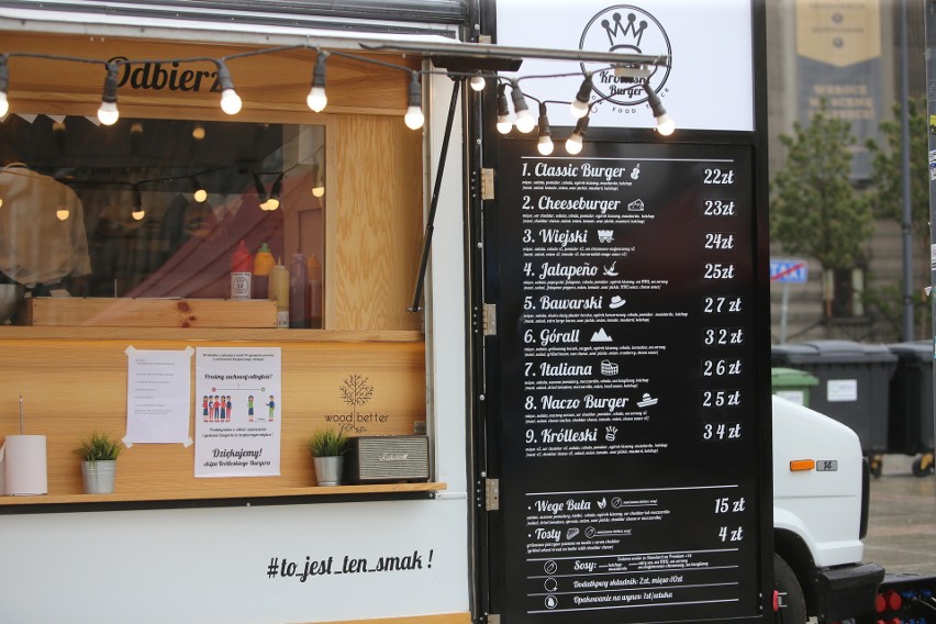 Zlot food trucków na rynku w Katowicach. Organizatorzy...