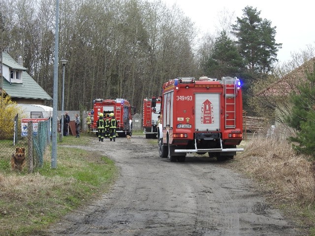 O pożarze domu przy ul. Kościelnej w Droszkowie pod Zieloną Górą straż pożarna została zaalarmowana w środę rano, 7 kwietnia.- Palił się budynek dwurodzinny, dwukondygnacyjny. Niestety jedna część budynku spłonęła w środku doszczętnie, nie nadaje się do zamieszkania – poinformował st. kpt. Arkadiusz Kaniak, oficer prasowy Komendanta Miejskiego Państwowej Straży Pożarnej w Zielonej Górze.- W środku przebywały dwie osoby, które zdążyły się ewakuować przed przybyciem strażaków. Na szczęście nie potrzebowały pomocy medycznej – dodał st. kpt. A. Kaniak.  Na miejscu pracowało 5 zastępów straży pożarnej: 3 zastępy z JRG2 w Zielonej Górze oraz OSP Zabór i OSP Stary Kisielin. Po godzinie 9.00 sytuacja była już opanowana, strażacy szykowali się do odjazdu. Wideo: Jak udzielać pierwszej pomocy ofiarom wypadkówCzytaj także: Wieczorny pożar w Nowej Wsi. Szybka akcja dała rezultaty. Ogień nie przeniósł się na domostwa