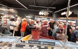 Mnóstwo osób na otwarciu marketu Netto w Radomiu. Klientów skusiły promocje i... darmowe torby [ZDJĘCIA]