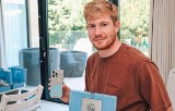 De Bruyne podarował kolegom z Manchesteru City platynowe iPhone'y. Nowy gadżet dla Phillipsa przydatny, ale na Alvarezie nie robi wrażenia