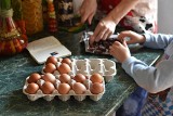 Tak sprawdzisz czy jajka są świeże. Nie pozwól, by zepsuły wielkanocne potrawy! 