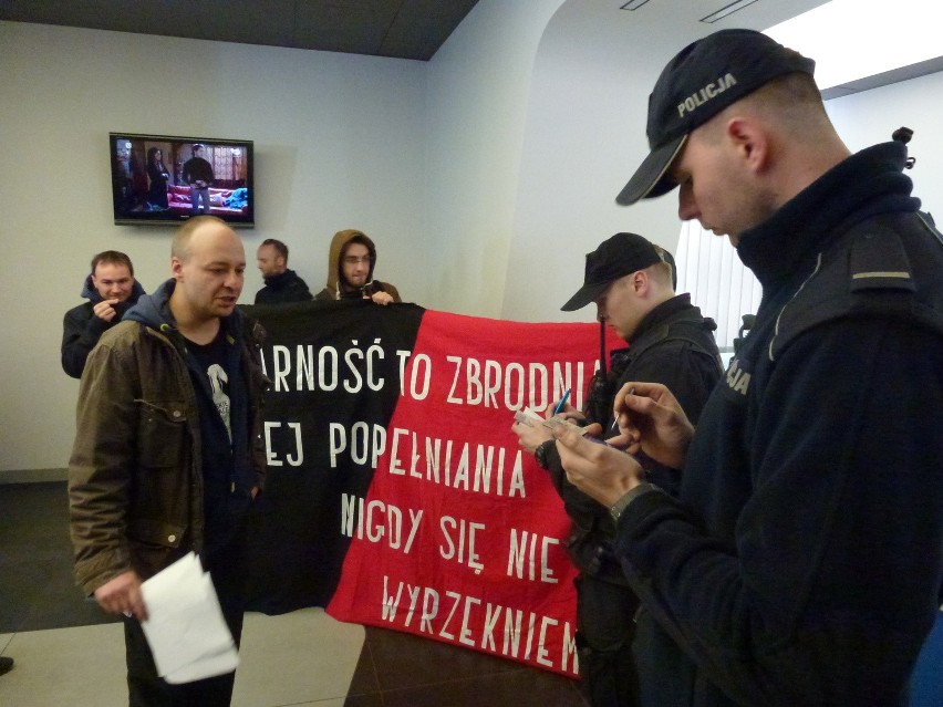 Poznańscy anarchiści solidarni z katowickimi skłotersami....