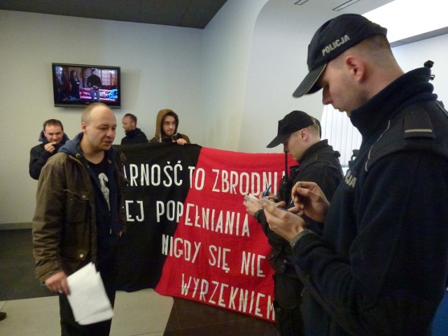 Poznańscy anarchiści solidarni z katowickimi skłotersami. Protestowali w komendzie policji