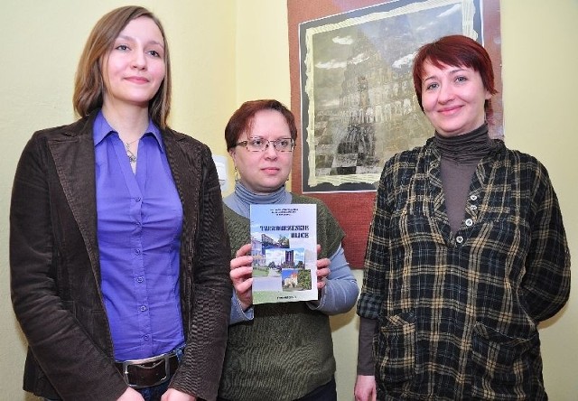 Autorki książki &#8222;Tarnobrzeskie ulice&#8221;. Od lewej: Justyna Krasuska, Anna Świderek i Barbara Wygoda. Pracownice Miejskiej Biblioteki Publicznej w Tarnobrzegu przygotowały ciekawą publikację prezentującą ulice Tarnobrzega i ich patronów.