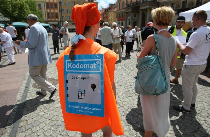 27 lat wolności? Manifestacja KOD we Wrocławiu (ZDJĘCIA)