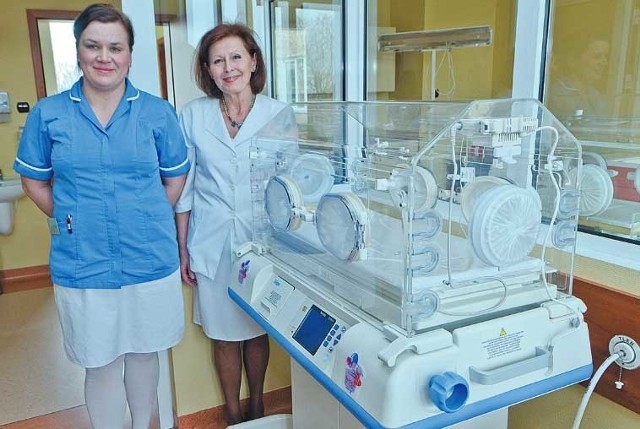 Na zdjęciu od lewej - pielęgniarka Dominika Waśków i Małgorzata Magierowska Płocharska przy inkubatorze zamkniętym, jednym z tegorocznych darów od WOŚP dla kołobrzeskiego szpitala.