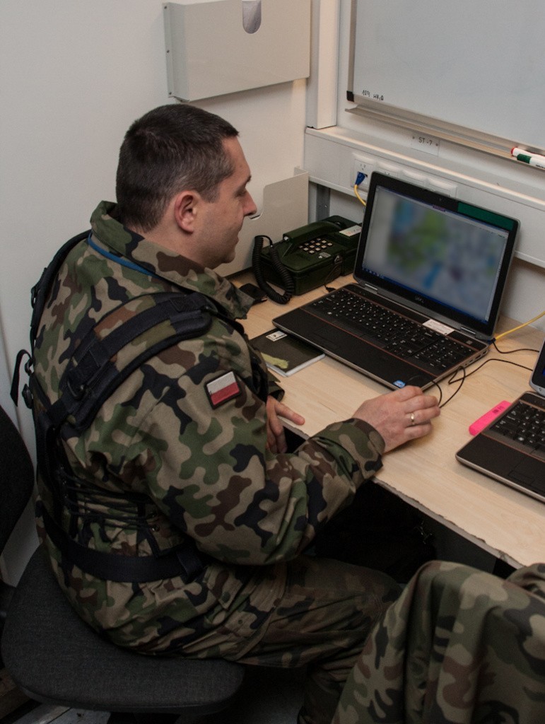 Żołnierze "walczą" na monitorach komputerów
