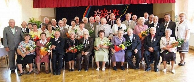Pamiątkowe zdjęcie uczestników obchodów pięćdziesięciolecia pożycia małżeńskiego w Grębowie.