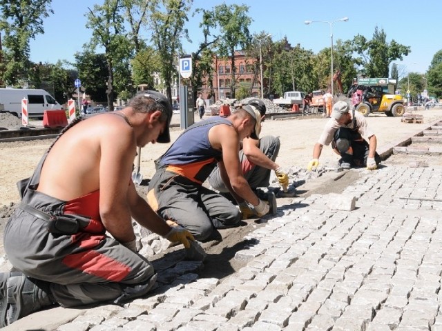 Robotnicy układają nową kostkę na pl. św. Katarzyny