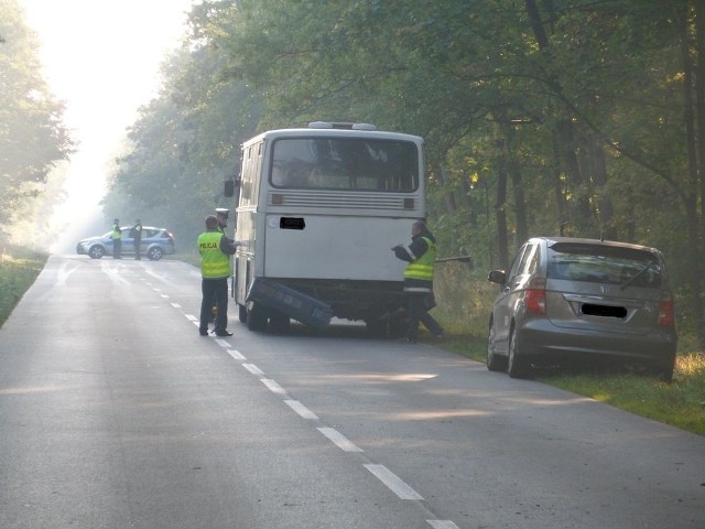 Do wypadku doszło o godzinie 06.47. Ze wstępnych ustaleń policji wynika, że kierowca osobowego volvo wyprzedzając kolumnę pojazdów uderzył w jadący w kierunku Bydgoszczy autobus, a w chwilę później wjechał do rowu i uderzył w drzewo.